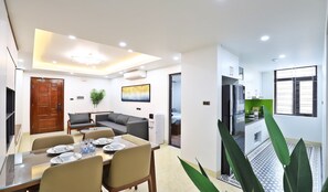 Desk, laptop workspace, soundproofing, free WiFi - Luxe Paradise Residence Xuan La (Hanoi)