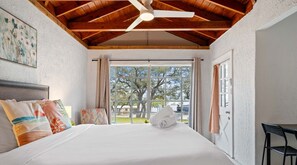 1 dormitorio, tabla de planchar con plancha, wifi y ropa de cama