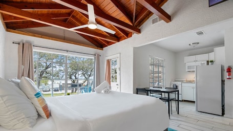 1 室のベッドルーム、アイロン / アイロン台、WiFi、ベッドシーツ. LakeTravis Bungalow 4