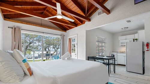 LakeTravis Bungalow 4