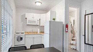 Frigorífico, microondas, placa de cocina y cafetera o tetera
