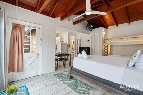1 dormitorio, tabla de planchar con plancha, wifi y ropa de cama