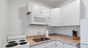 Frigorífico, microondas, placa de cocina y cafetera o tetera