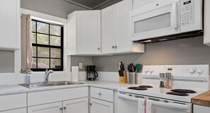 Réfrigérateur, micro-ondes, plaque de cuisson, cafetière/bouilloire