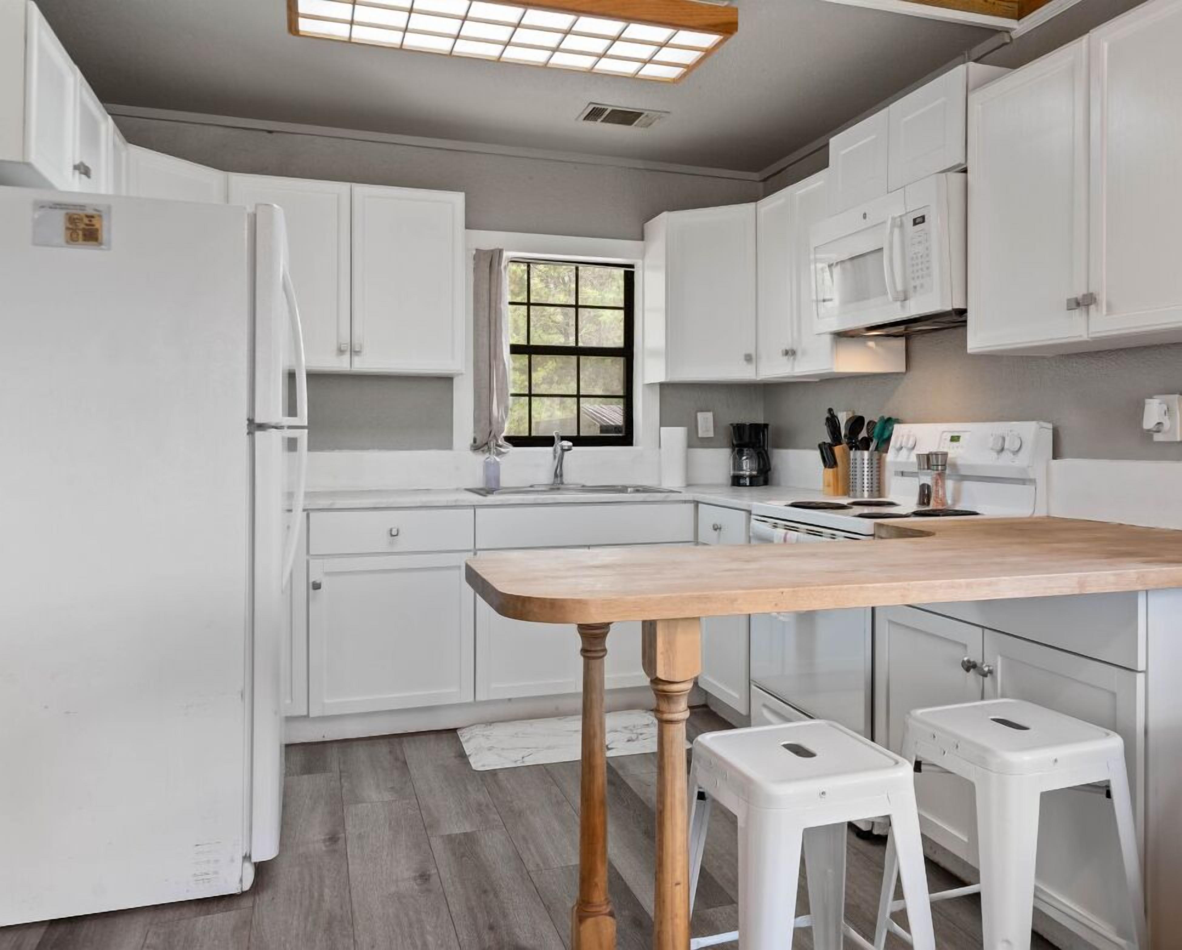 Refrigerador, microondas, parrilla de estufa y cafetera y tetera 