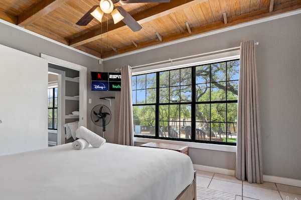 Get your daily dose of vitamin ‘see’ with this killer window view.