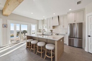 ثلاجة، ميكروويف، فرن، موقد طهي مسطح