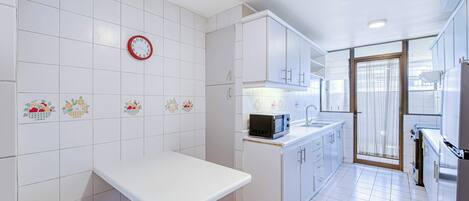 Réfrigérateur, micro-ondes, plaque de cuisson, grille-pain