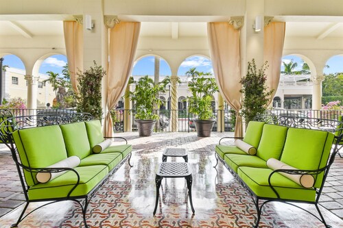 Walk to Ocean! Pool! Free Wifi! Valet! Bikes! Kitchen & Ample Amenities!