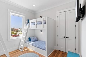 6 quartos, ferros/tábuas de passar roupa, berço de viagem, Wi-Fi