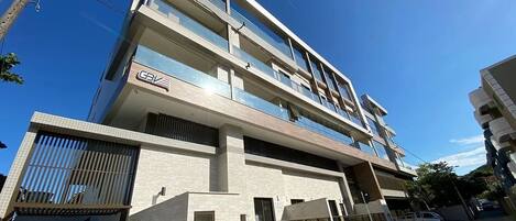 Un edificio residencial de varios pisos con diseño moderno, que cuenta con balcones y ventanas amplias.