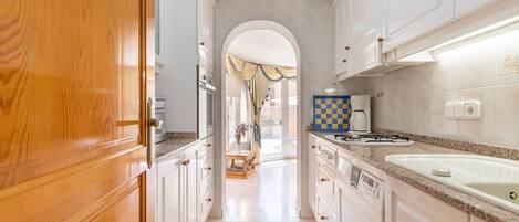 Een koelkast, een magnetron, een oven, een vaatwasser