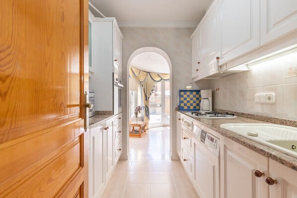 Jääkaappi, mikroaaltouuni, uuni, astianpesukone