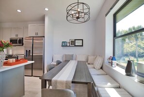 Private kitchen - Modern villa near the beach with lanai, outdoor kitchen and fully equipped! (Rotonda West)