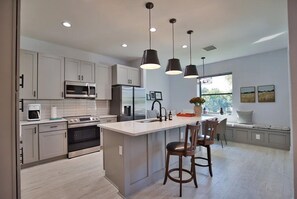 Private kitchen - Modern villa near the beach with lanai, outdoor kitchen and fully equipped! (Rotonda West)