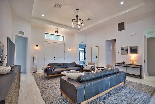 Living area - Modern villa near the beach with lanai, outdoor kitchen and fully equipped! (Rotonda West)