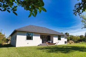 Exterior - Modern villa near the beach with lanai, outdoor kitchen and fully equipped! (Rotonda West)