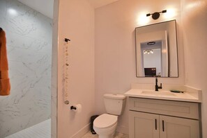 Douche, serviettes fournies, savon, papier toilette