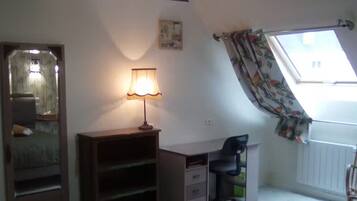 1 slaapkamer, een strijkplank/strijkijzer, wifi, beddengoed