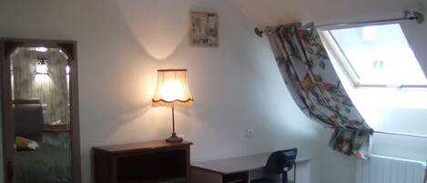 1 habitación, tabla de planchar con plancha, wifi y ropa de cama
