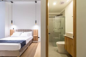 1 habitación, escritorio, tabla de planchar con plancha y cuna de viaje 