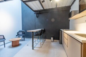 ميكروويف، ماكينة لصنع القهوة/الشاي، مستلزمات طهي/أطباق/أوعية