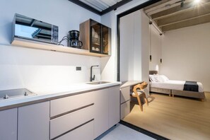1 habitación, escritorio, tabla de planchar con plancha y cuna de viaje 