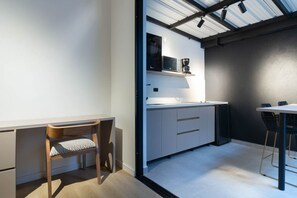 Een microgolfoven, een koffiezetapparaat/waterkoker