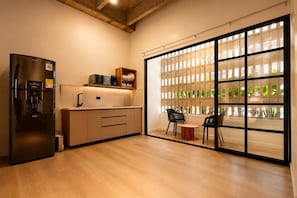 Coffee/tea maker, fridge, microwave, stovetop