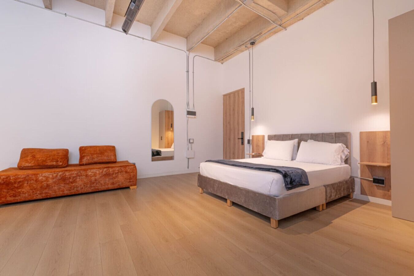 Escritorio, tabla de planchar con plancha, wifi gratis y ropa de cama