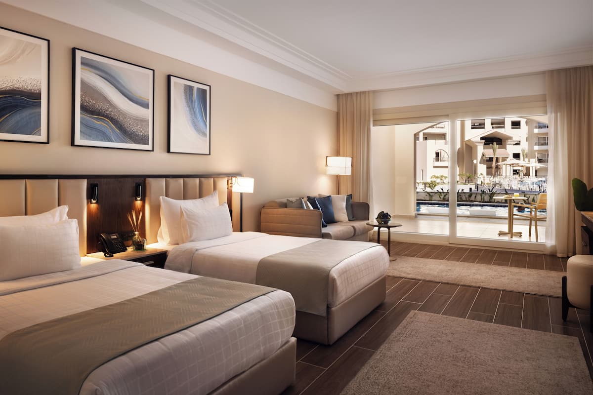 Superior Swim-up room (Adults Only) | In-room safe, desk, laptop workspace, blackout drapes