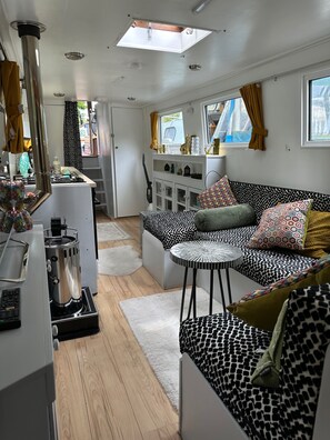 Interior - London Dutch Barge - Sleeps 3 & Cosy Fireplace (London)