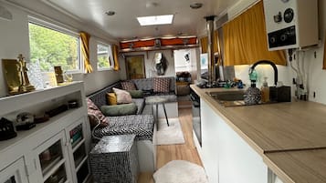 Fridge, oven, stovetop, electric kettle