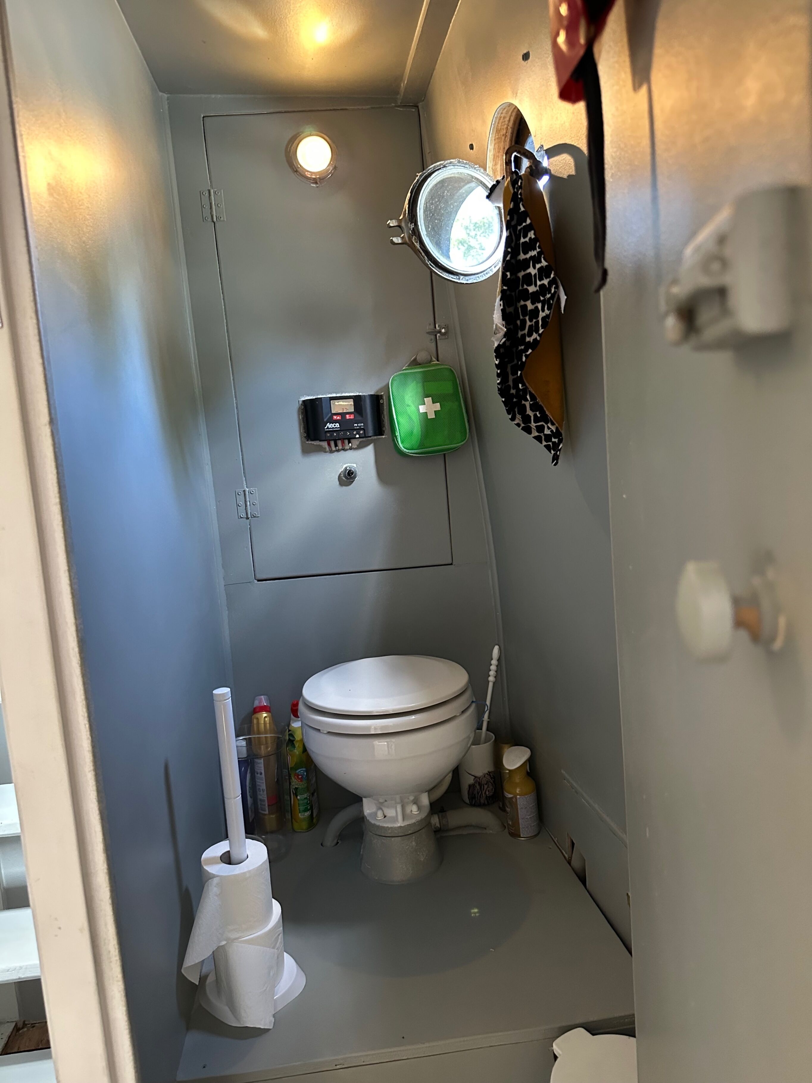 Regadera, amenidades de baño gratuitas, toallas 