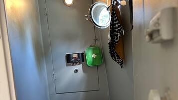 Shower, free toiletries, towels