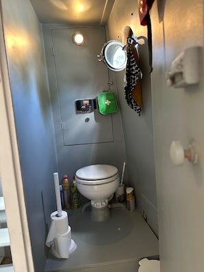 Regadera, amenidades de baño gratuitas, toallas