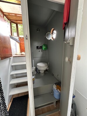 Shower, free toiletries, towels