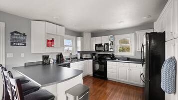 Réfrigérateur, micro-ondes, four, plaque de cuisson