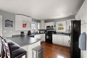 Fridge, microwave, oven, stovetop - Lake Cumberland Luxury #2! Amazing Lake views, hot tub, fire pit! (Monticello)