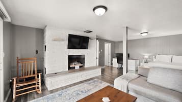 スマートテレビ、暖炉、テーブルサッカー台、PC モニター