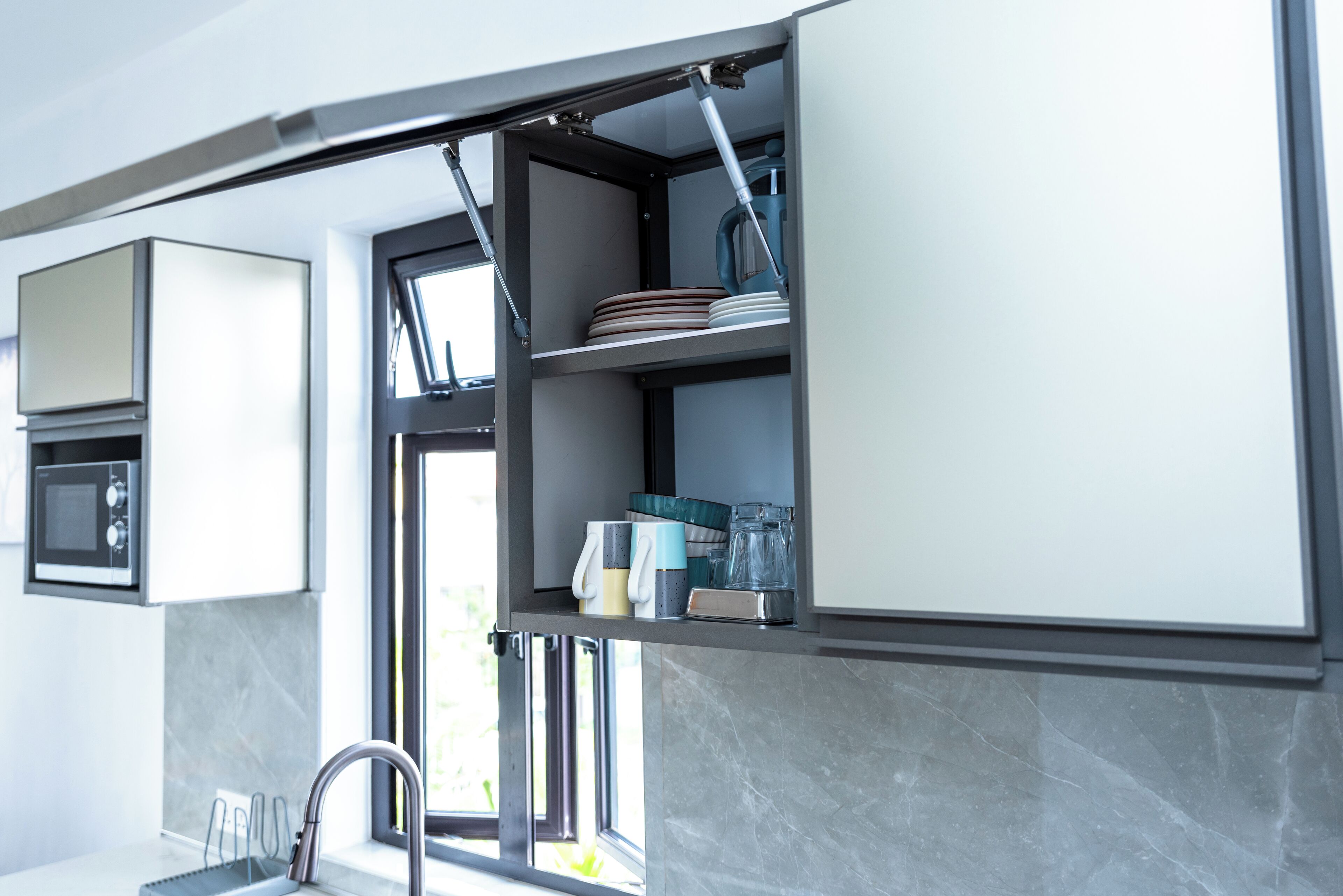 Réfrigérateur, micro-ondes, plaque de cuisson, bouilloire électrique