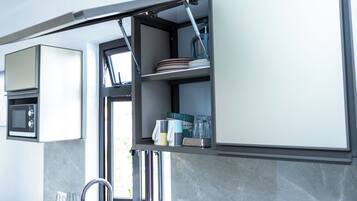 Réfrigérateur, micro-ondes, plaque de cuisson, bouilloire électrique