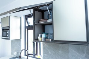 Frigorifero, microonde, piano cottura, bollitore elettrico