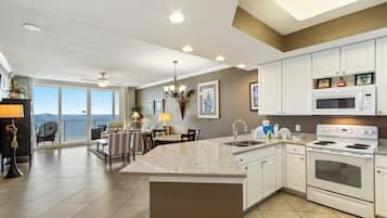 Condo Deluxe, 2 habitaciones, balcón, vista a la playa | Cocina privada | Refrigerador, microondas, horno y parrilla de estufa
