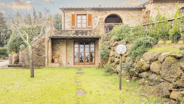 A stone house with a wooden door, a stone staircase, and a garden. - Casa Viola Pool Wifi Montaione (Montaione)