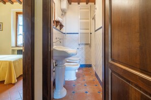 House, Patio, Garden View | Bathroom | Shower, hair dryer, bidet, towels