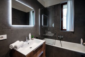 Apartment, Lake View | Bathroom | Combined shower/tub, free toiletries, hair dryer, towels - Bella Vita (Menaggio)