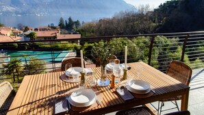 Mesa de madera preparada para comer con vista a la montaña.