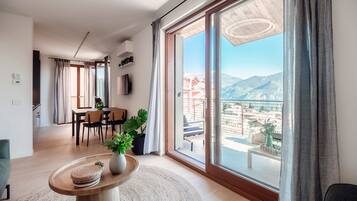 Apartment, Seeblick | Wohnbereich | 30-Zoll-Fernseher mit Digitalempfang