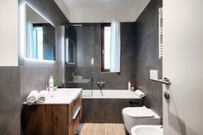 Apartment, Lake View | Bathroom | Combined shower/tub, free toiletries, hair dryer, towels - Bella Vita (Menaggio)